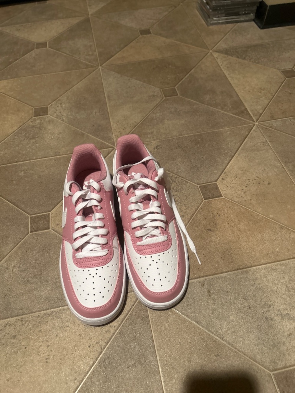 Women’s Nike sneakers - Picture 2 of 4